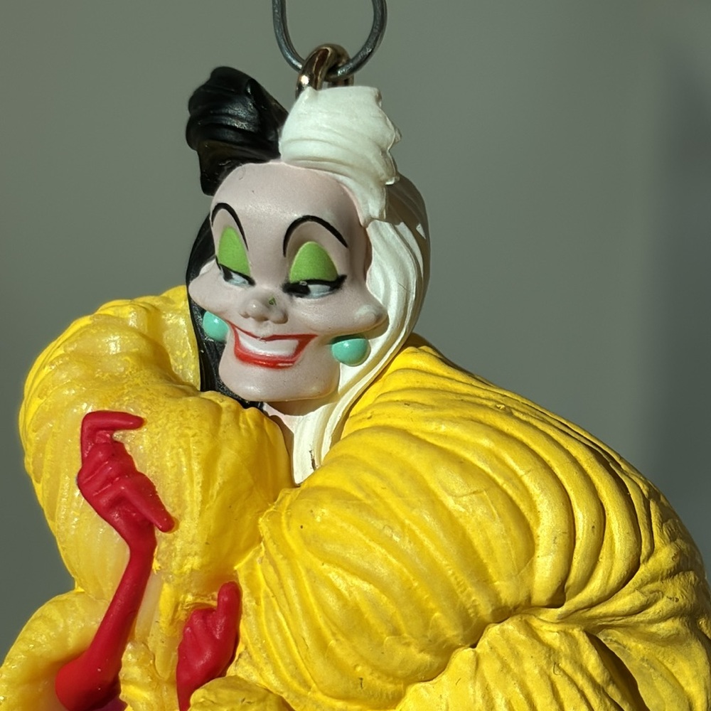 Cruella De Vil Disney villain 101 Dalmatians  2019 limited edition ornament